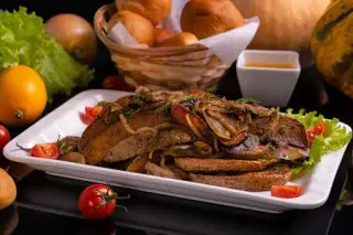 Жареный картофель со свининой и грибами