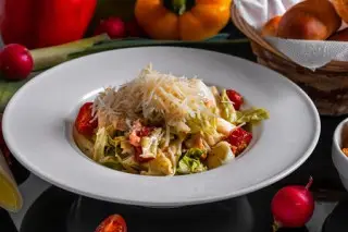 Салат Цезарь с курицей