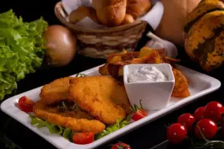 Куриная отбивная в панировке с картофелем фри
