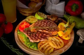 Стейк говяжий Рибай с овощами гриль