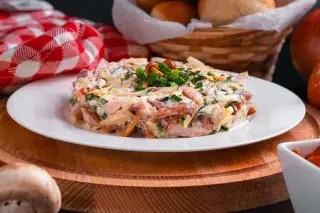 Салат мясной с опятами