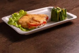 Куриная отбивная с помидором под сыром