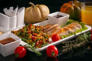 Куриная грудка отварная с овощами