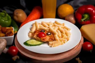 Детская котлетка куриная с макаронами Кудряшка-вкусняшка