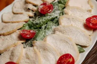 Салат из курицы под соусом цезарь