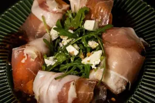 Хамон с ананасом, рукколой, сладким чили и сыром фета