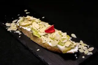С грушей, рикоттой под фисташковым муссом и лепестками миндаля