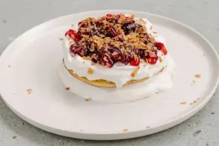 Панкейки с вишней и кокосом