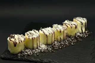Сладкий ролл с бананом и кокосом