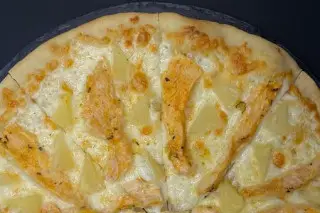 Пицца Курица с ананасами большая