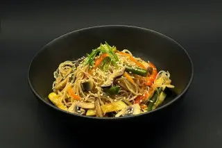 Лапша рисовая с овощами