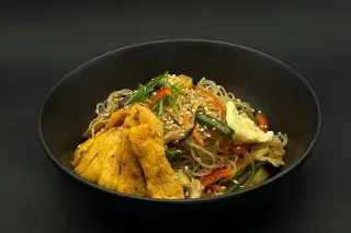 Лапша рисовая с курицей