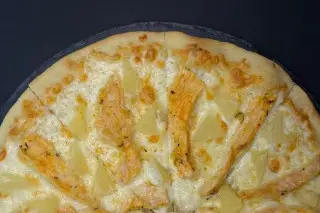 Пицца Курица с ананасами средняя