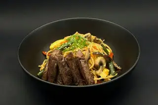 Лапша яичная с говядиной