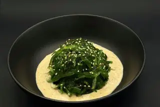 Салат чука с ореховым соусом