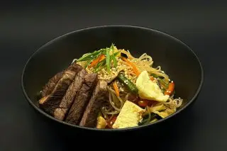 Лапша рисовая с говядиной