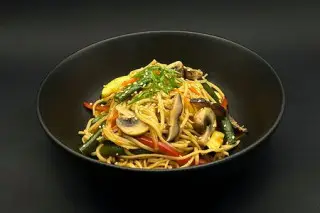 Лапша яичная с овощами
