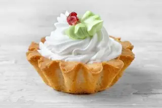 Корзинка с абрикосовым джемом и белковым кремом