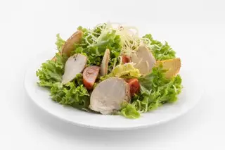 Салат Цезарь с курицей
