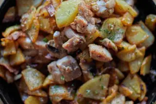 Горячая сковорода со свининой, грибами и картофелем