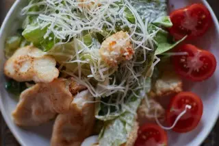 Салат Цезарь с курицей