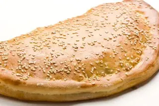 Кальцоне с грибами, сыром и шпинатом
