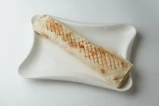 Люля из говядины в лаваше с овощами