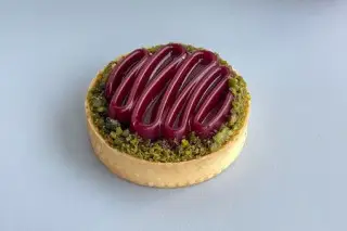 Тарт с фисташкой и малиной