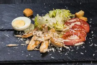 Азиатский Цезарь с курицей