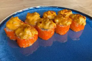 Запечённый ролл Том ям с лососем