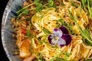 Жареный рис с курицей и креветкой