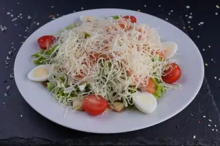 Салат Цезарь с лососем