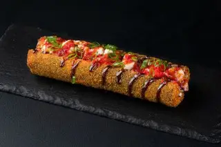 Хот-дог с креветкой и лососем