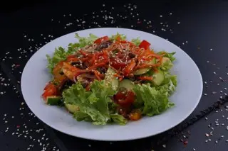 Салат с фунчозой