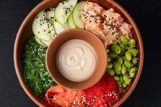 Поке с лососем и чукой
