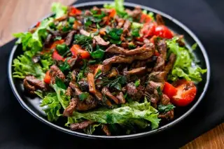 Салат с говядиной и грибами шиитаке
