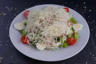 Салат Цезарь с курицей