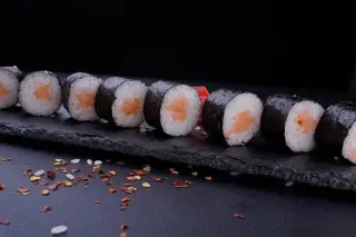 Ролл Сяке хосомаки