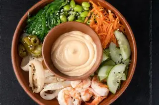 Поке с кальмаром и креветкой