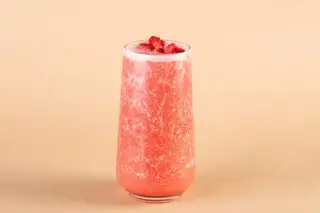 Розовый с клубникой и бананом