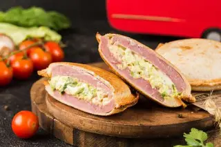 Закрытый сэндвич с ветчиной и сыром