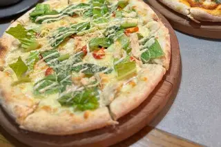 Пицца Цезарь с курицей
