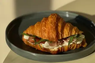 Круассан с беконом 