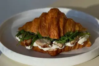 Круассан с курицей