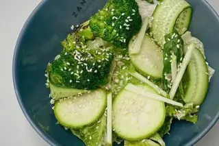 Зеленый салат с брокколи и яблоком