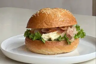 Бейгл с беконом и яйцом 