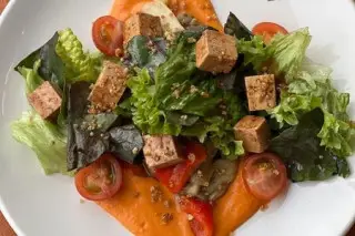 Салат с баклажаном и маринованным сыром Тофу