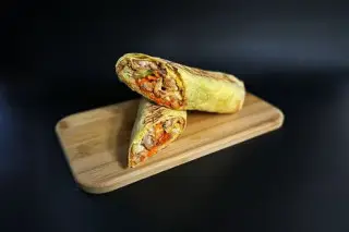 Стандартная шаурма с курицей в сырном лаваше