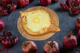 Хачапури по-аджарски с беконом и яйцом, сырным бортиком