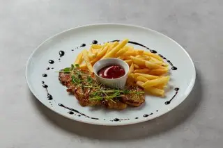 Курочка в горчично-медово глазури с картофелем фри